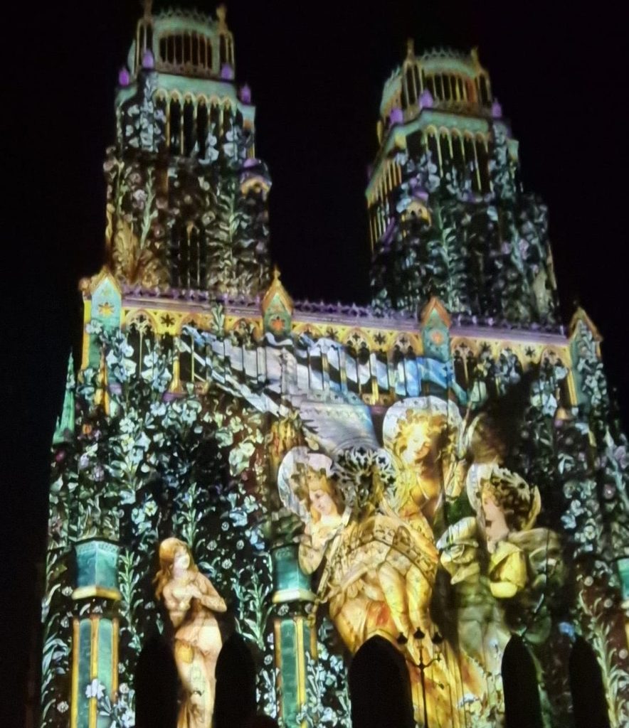 An example of the light show at Orléans cathedral.